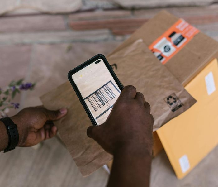 Advanced delivery tracking system with real-time logistics updates